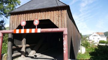 überdachte Holzbrücke