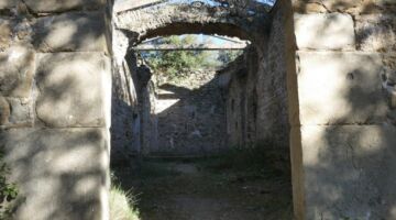 verfallene Kirche am Wanderweg