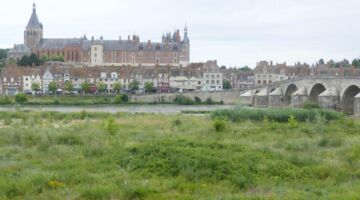 Gien Le Pont et La croix de Saint Nicolas und Schloss