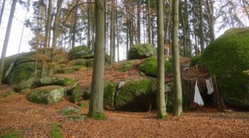 Falkenstein Felsenmauer mit Felsentor