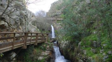 Penedo Furado Wanderweg Cascata Fonte Cristalina