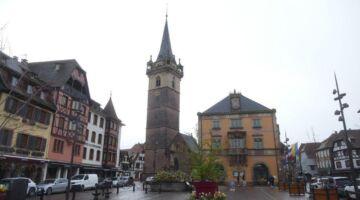 Obernai Markt mit Rathaus und Odilenbrunnen