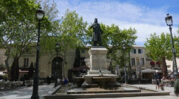 Aigues-Mortes Place St Louis