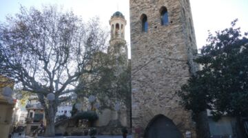 Llançà Plaza Mayor mit Glockenturm und Pfarrkirche San Vicenç