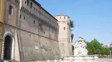Cesana Piazza del Popolo Fontana Masini