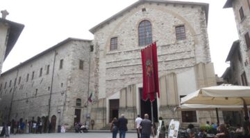 Gubbio Piazza C. Brundo Chiesa di San Domenico