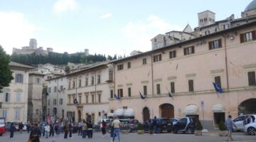 Assisi Piazza Santa Chiara